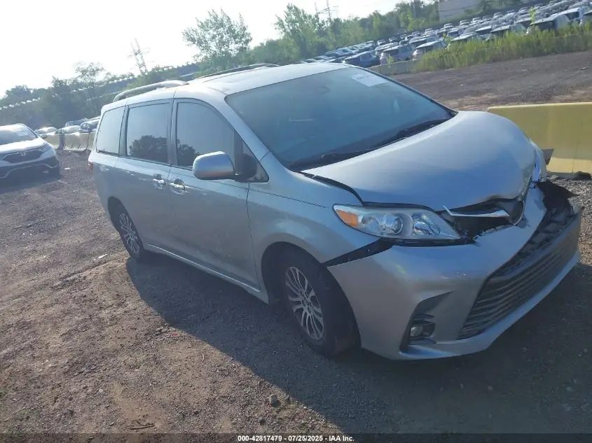 TOYOTA SIENNA 2019. Lot# 42817479. VIN 5TDYZ3DC8KS003467. Photo 1