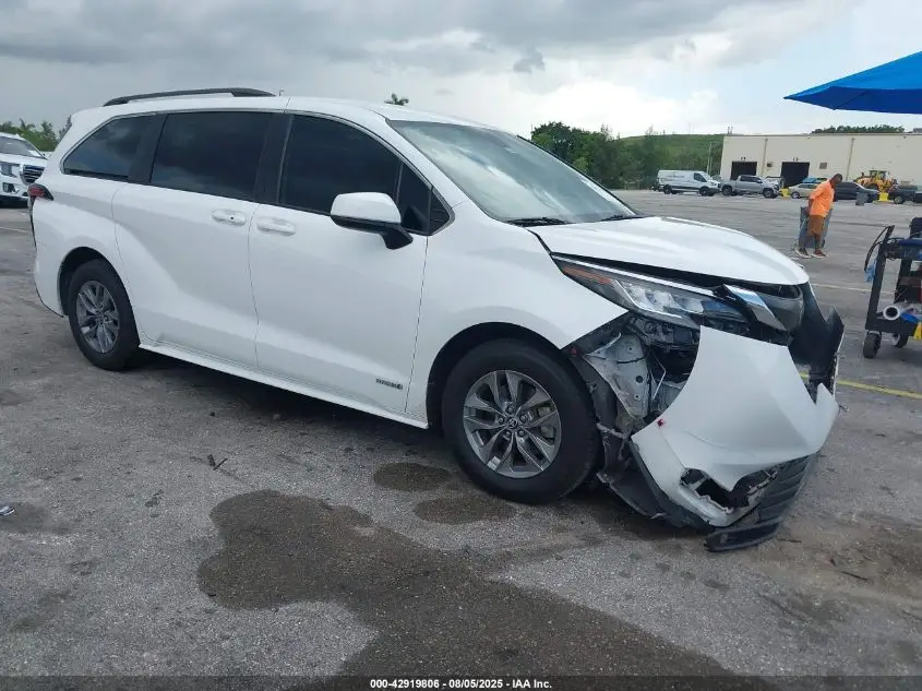 TOYOTA SIENNA 2021. Lot# 42919806. VIN 5TDKRKEC9MS060312. Photo 1