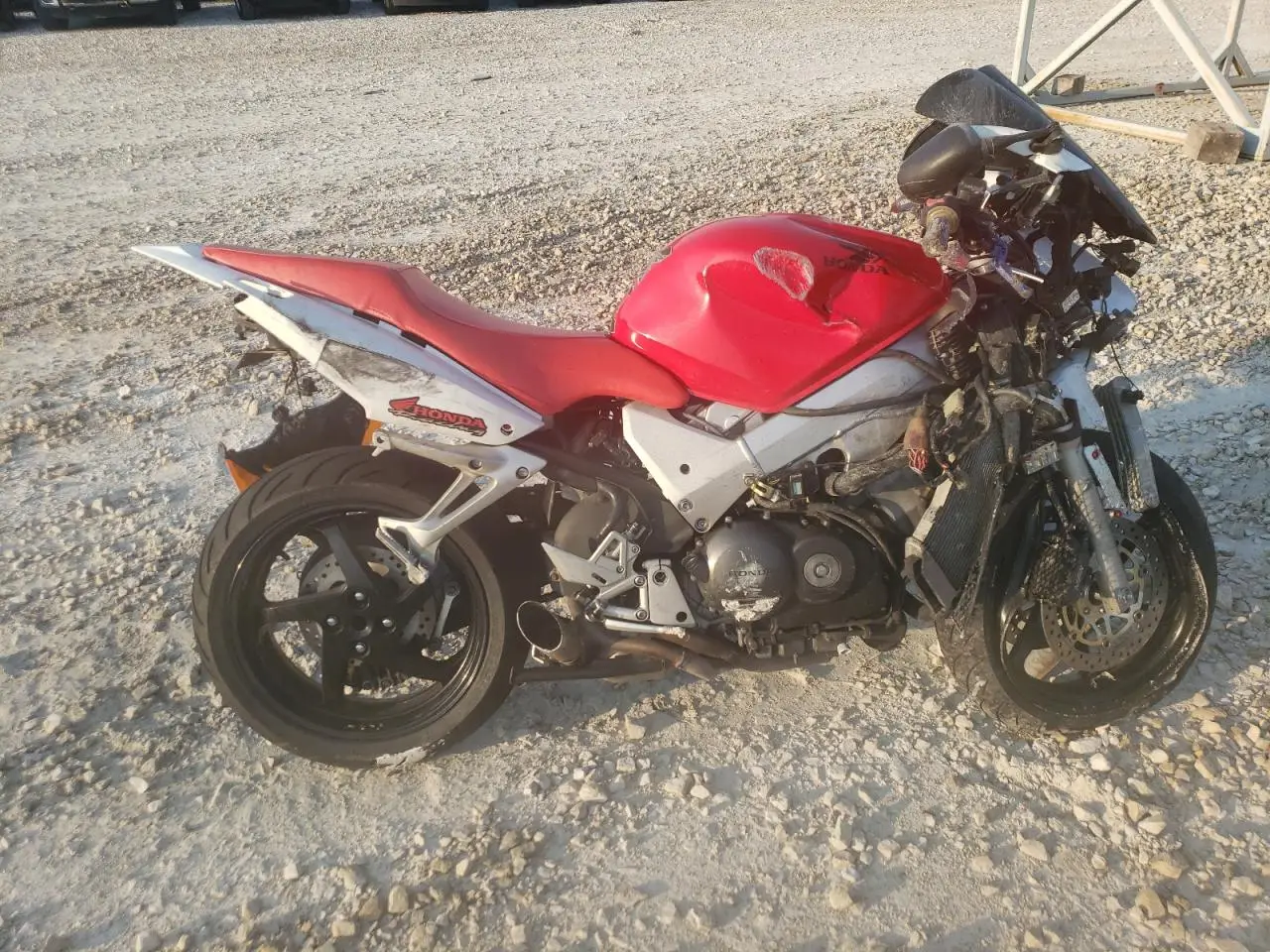 HONDA VFR CYCLE 2002. Lot# 67597935. VIN JH2RC46112M400738. Photo 1